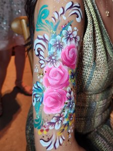 ציור גוף פרחים